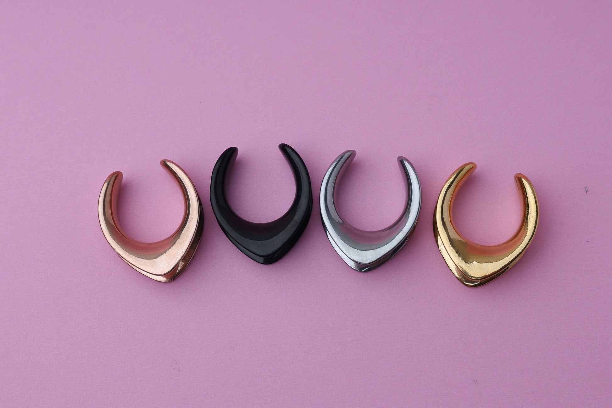 V Shaped Saddle Horseshoe Shaped Ear Saddle Hanger, Minimal Style Gauges, Plugs and Tunnels, Jewelry for Stretched Ears in 316L Steel